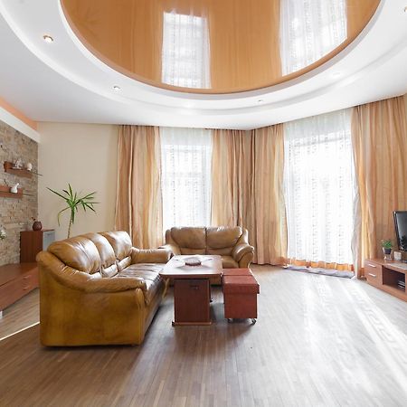 Апартаменты Двухкомнатные Для 6Х Около Парка В Центре Lviv Exteriör bild